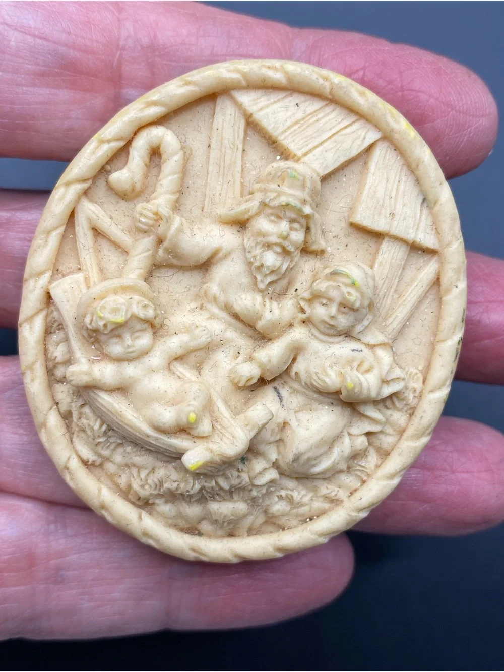 Nativity Brooch HOUSE OF LLOYD Vintage Polyresin Cream